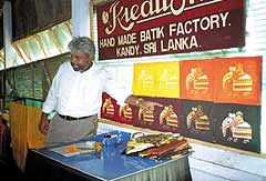 Экскурсии в мастерские батика очень популярны среди гостей Шри-Ланки