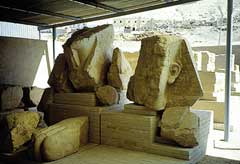 Разбитые сфинксы Аменхотепа III в храме Мернептаха в Курне