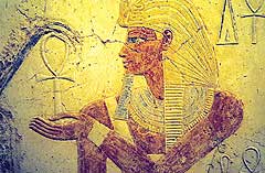 Аменхотеп III, получающий от божества символ вечной жизни. Рельеф из Ком эль-Хеттана. Музей храма Мернептаха в Курне