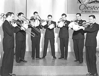 В 1939 году оркестр Гленна Миллера стал «звездой» радиоцикла «Честерфилд Супер Клуб», выходившего в эфир трижды в неделю