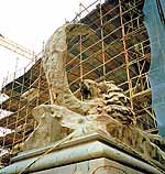 Скульптура «Львица и орел» у дома Городецкого