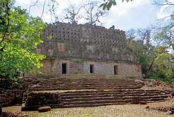 Йашчилан. «Структура 33», как назвали археологи главный храм, под которым было найдено погребение с богатой утварью