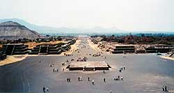 Вид с «Пирамиды Луны» на площадь того же названия и «Дорогу Мертвых»