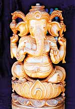 Деревянная фигурка слоноголового бога Ганеша в храме его имени. Индия