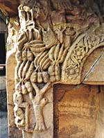Барельеф с изображением дерева в пещерном храме Рани-Гумпха в Удаягири, штат Орисса. II в. до н. э.