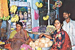 Продажа кокосов, бананов, цветов и прочего для храмового жертвоприношения