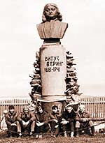 Памятник отважному землепроходцу на острове Беринга. Командоры