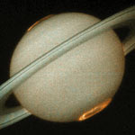 На снимке — изображение полярного сияния на Сатурне