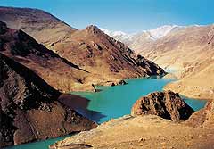 Бирюзовое озеро — сердце Тибета. Простирается более, чем на сто километров. Считается, если высохнет это озеро, то Тибет умрет
