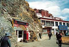 Потала — бывшая резиденция далай-лам в Лхасе, столице Тибета. Сейчас там музей