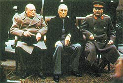 Черчилль со Сталиным и Рузвельтом во время Крымской конференции в феврале 1944 года