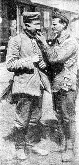 Английский солдат добродушно помогает немецкому раненому покурить