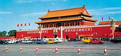Ворота Тяньаньмэнь на площади того же названия, самой большой в мире (40 га). Вход в Запретный город