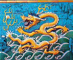 Дракон — герб императорского дома, символ благодатных дождей и водных потоков