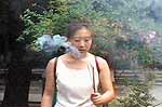 Девушка с курительными палочками у храмового алтаря. Многие ходят сюда «на всякий случай»