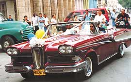 Свадьба на улицах Гаваны. Проспект Прадо. За машиной невесты и жениха следуют гости и везут подарки молодоженам