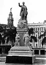Площадь Революции в Гаване. Памятник Хосе Марти — писателю, национальному герою Кубы, организатору борьбы против испанского господства, погибшему во время восстания 1895-1898 гг.