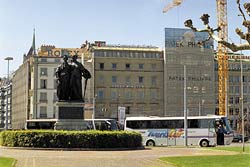На Портовой площади — монумент, поставленный в память о знаменательном событии, вступлении города в Швейцарскую конфедерацию. Даже странно, что когда-то Швейцария обходилась без Женевы…