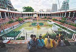Если рельсы приведут вас в город Мадурай, посетите знаменитый храмовый пруд Золотого Лотоса