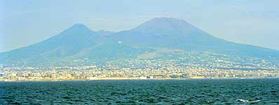 Вид на вулкан Везувий со стороны острова Капри